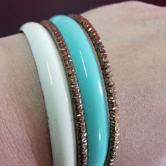 Earrings & Bracelet bundle - Picture 4 of 5